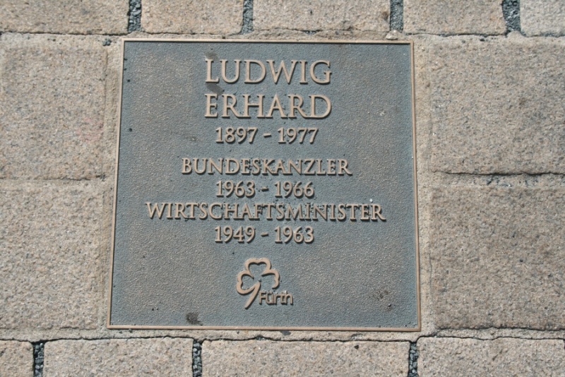 Datei:Ehrenweg Ludwig Erhard.JPG