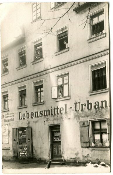 Datei:Königstraße 78, Fürth (Im 2. Stock von links - Bernhard, Hanna, Julius und Hedwig Gutmann).jpg
