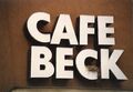 Fassadenwerbung des ehem. Cafe Beck in der <!--LINK'" 0:63--> mit gefiederten Untermietern im September <a class="mw-selflink selflink">1986</a>