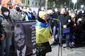 Mahnwache anlässlich des Angriffskrieges Russlands gegen die Ukraine - am Mikrofon eine in Fürth lebende Ukrainerin, März 2022