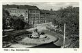 Ansichtskarte vom <a class="mw-selflink selflink">Centaurenbrunnen</a> mit Straßenbahnschleife am <!--LINK'" 0:34-->. Im Hintergrunde die Häuser <!--LINK'" 0:35-->, <!--LINK'" 0:36-->, ca. 1939