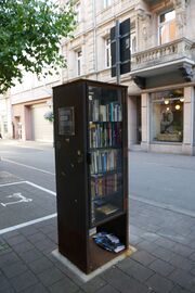 Buchschrank Blumenstraße 2.JPG