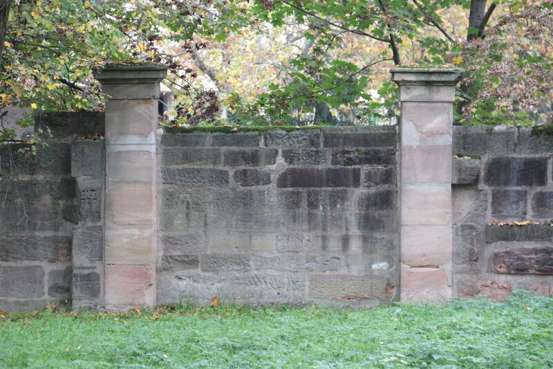 Datei:Eingangspforten Jüdischer Friedhof.JPG