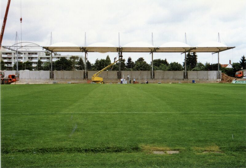 Datei:NL-FW 04 1164 KP Schaack SpVgg Trübünenneubau 7.7.1997.jpg