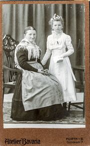 Frau mit Kind Atelier Bavaria.jpg