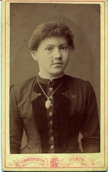 Datei:Kantenseter Frau mit Dauerwelle.jpg