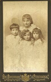 Mutter mit drei Kindern.jpg