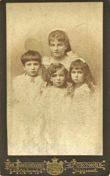 Datei:Mutter mit drei Kindern.jpg