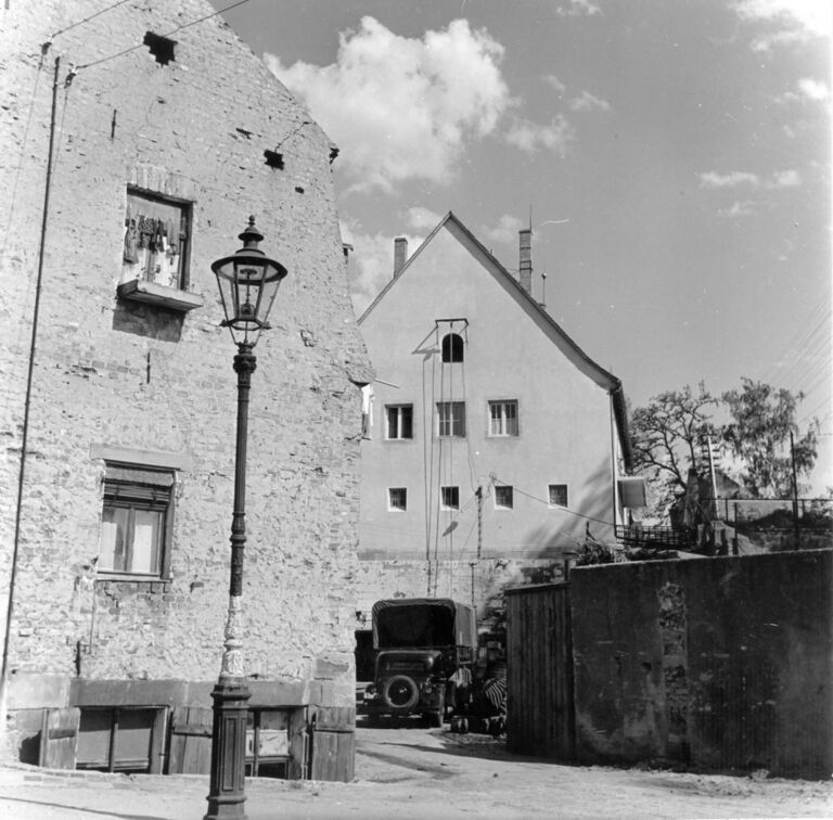 Schwarzes Meer - tieferligender Hof, links Rednitzstraße 20, dahinter Rednitzstraße 26.jpg