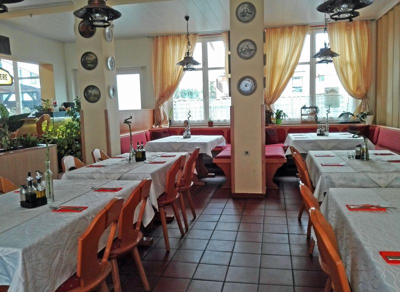 Datei:Stadtwaldschänke innen 02 2020.jpg