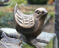 Stilisierter Vogel auf einem Grabmal des <!--LINK'" 0:170--> Fürth, November 2025