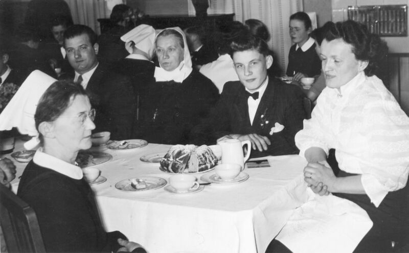 Datei:Schwestern Waisenhaus.jpg