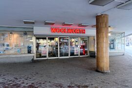 Woolworth Eingang 02 2021.jpg