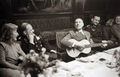 Albert Forster (in der Mitte mit Gitarre) bei einer Hochzeit in Danzig, 1942.