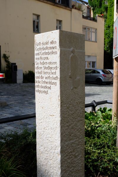 Datei:Denkmal Gastarbeiter Juli 2021 3.jpg