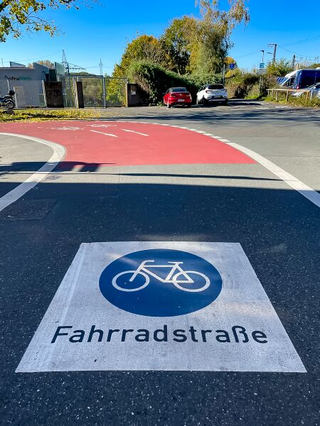 Datei:Fahrradstraße Dambacher Straße.jpg