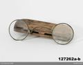 Brille  von Jonas Schwartz, Produktion 1730 - 1784 <span class="smw-highlighter" data-type="8" data-state="inline" data-title="Hinweis" title="Urheber: Johansson, Ridde/Nordiska museetLizenz: CC BY-NC-ND 4.0"><span class="smwtticon note"></span><span class="smwttcontent">Urheber: Johansson, Ridde/Nordiska museet<br>Lizenz: CC BY-NC-ND 4.0</span></span>