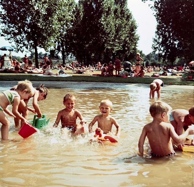 Datei:Kinderplantschbecken Bad 1970er.jpg