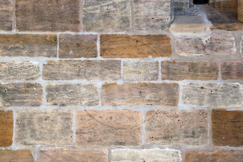 Datei:Michaeliskirche Westportal Bauschlüssel.jpg