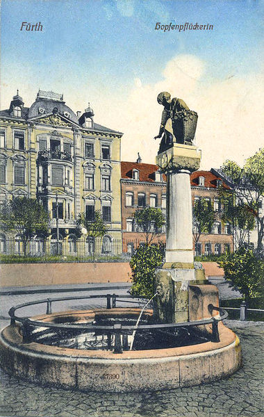 Datei:AK Hopfenpflückerinbrunnen 1907.jpg