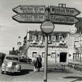 Gaststätte Schwarzes Kreuz, vermutlich zur Kirchweih, mit großer Werbung für die Brauerei Humbser, ca. 1950
