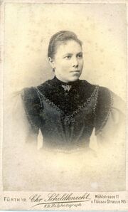 MiF Frau in Tracht.jpg