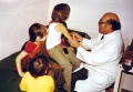 Dr. Schülein beim Impfen von Kindern.