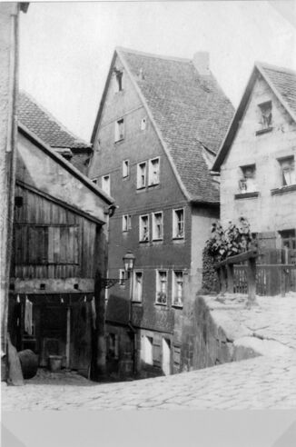 Königstraße 10 mit Schlezerbergla.jpg