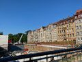 Blick über die Baugrube des Neubaus der Sechsfach-Sporthalle am <!--LINK'" 0:61--> auf die Häuser an der Jakobinenstraße, Juni 2024