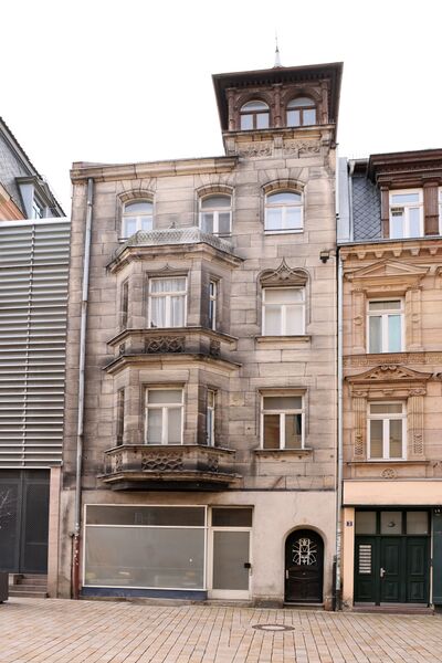 Datei:Ludwig-Erhard-Straße 1 Dez 2022.jpg