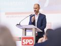 Europakandidat <a class="mw-selflink selflink">Matthias Dornhuber</a> bei einer Rede zum sozialen Europa auf einem SPD-Parteitag