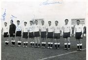 Spielvereinigung Mannschaft um 1950 zum Teil mit Unterschriften.jpg