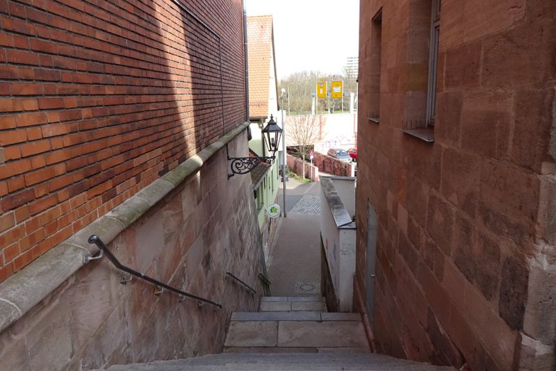 Datei:Treppe Kirchenplatz Heiligenstraße.jpg