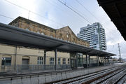 Hauptbahnhof Gleis Bahnhof-Center.jpg