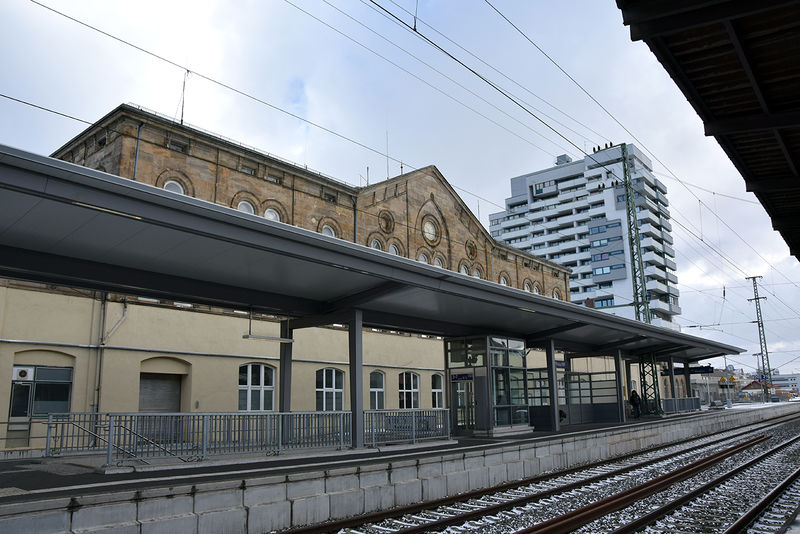 Datei:Hauptbahnhof Gleis Bahnhof-Center.jpg