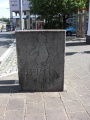 Skulptur <i>"<a class="mw-selflink selflink">Berliner Meilenstein</a>"</i> errichtet aus Stein im Jahr 1957, Juli <!--LINK'" 0:0-->