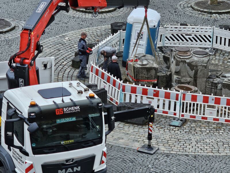 Datei:Brunnen Löwenplatz 2.jpg
