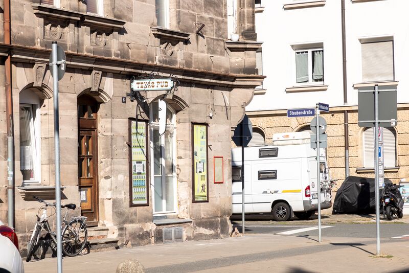 Datei:Flößaustraße 61 Texas Pub Sept 2024.jpg