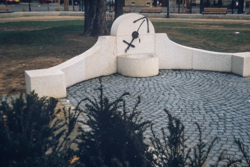 Datei:NL-FW 05 0519 KP Schaack Brunnen Bahnhofanlage 05.04.1986.jpg