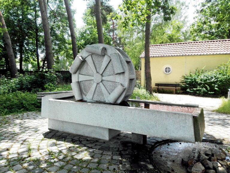 Stadeln Bürgerbrunnen 01.jpg