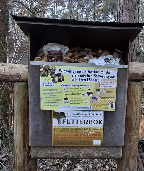 Datei:Stadtwald Fürth Wildschweingehege Futterbox.jpg