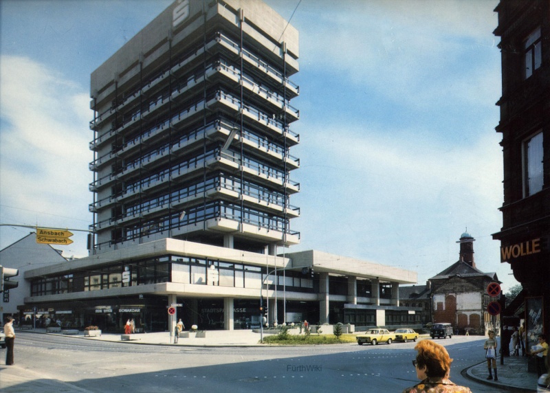 Datei:Sparkasse mit Krankenhaus.jpg