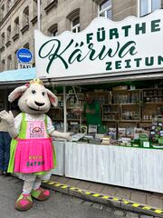 Kärwazeitungsstand 2023 mit Betzala.jpg