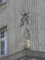 Kurgartenstr. 42 Wandplastik.JPG