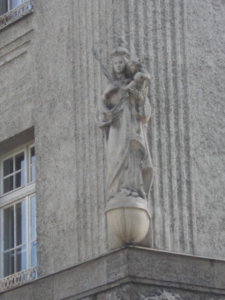 Datei:Kurgartenstr. 42 Wandplastik.JPG