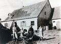 Das Haus der Großeltern von Georg Mehl in Mannhof, mit Michl-Hans Mehl mit Frau Anna und den Söhnen Michl-Hans Fritz und Michl-Hans Gerch im Jahre <a class="mw-selflink selflink">1914</a>