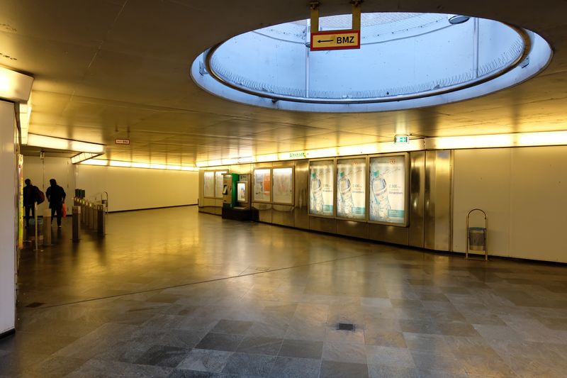 Datei:U-Bahn Rathaus Verteiler 2017.jpg