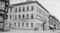Undatiertes Foto von Gebäude Schwabacher Straße 32 im ursprünglichen Zustand mit vorgezogenem Eingangsportal, welches später beseitigt wurde. Links angeschnitten Nr. 34 mit dem Küchenbazar im EG, ca. 1910