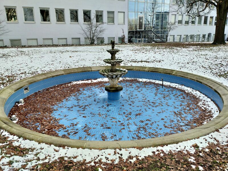 Datei:2021-01-31 König-Ludwig-Bad Brunnen (1).jpg