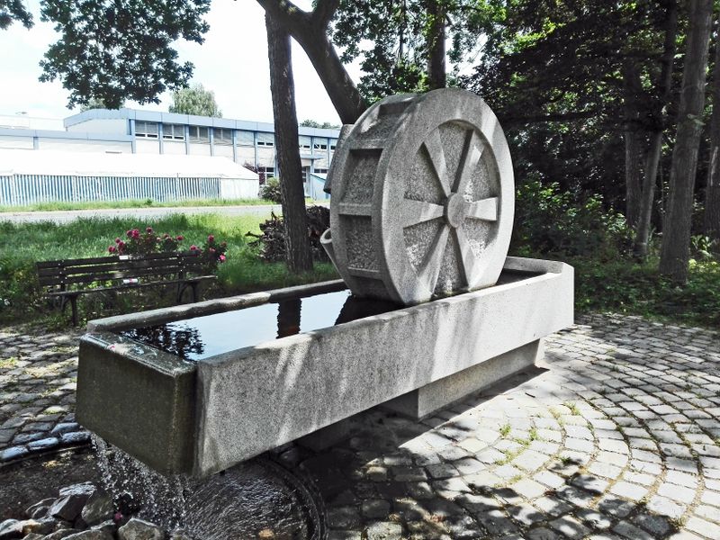 Datei:Stadeln Bürgerbrunnen 02.jpg